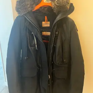 Parajumpers masterpiece vinterjacka säljs för 2900 kr :) Köpt för 11500 för några år sedan. Modell: slim fit. Håller en super varm under vintern