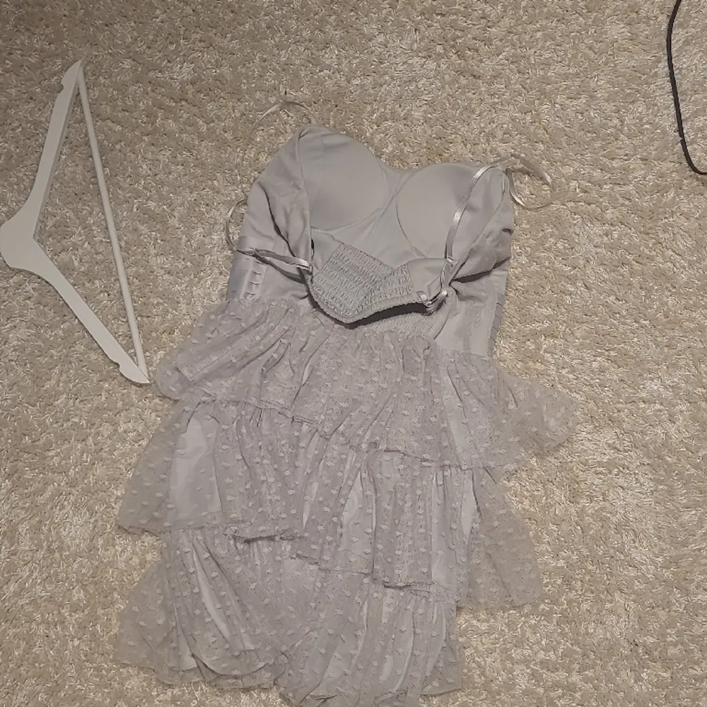 Supersöt grå klänning från gina tricot som tyvärr inte kommer till användning. De är använd en gång bara och i nyskick. Jättefin till sommaren🩶. Mekot.