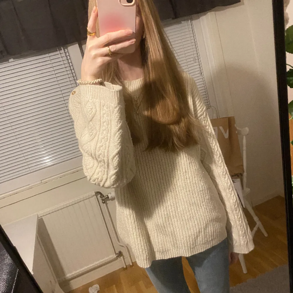 Inga defekter💕 tröjan har gyllene knappar vid ena axeln🩷. Neuletakit & Villapaidat.
