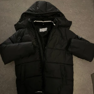 Calvin Klein Vinterjacka  - Herr vinterjacka från Calvin Klein Jeans kollektionen, i perfekt skick. Nypris 1900kr