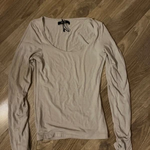 långärmad tröja - långärmad tshirt som ej kommer till användning, från bikbok i färgen beige och storlek xs 💞