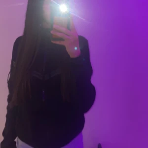 Nike tech svart sett - Säljer denna Nike tech i färgen svart. Använd ett par gånger men byxan är helt oanvänd, strl M. Det är ett set så byxan finns också. 