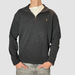 Ralph Lauren Halfzip  - Grå Ralph Lauren Halfzip i storlek M, riktigt snygg och stilren 7/10, några mindre fläckar vid ärmen men går bort i tvätten! Modellen på plagget är något större i midja.  Vid fler frågor & funderingar så är det bara att höra av sig i DM! 