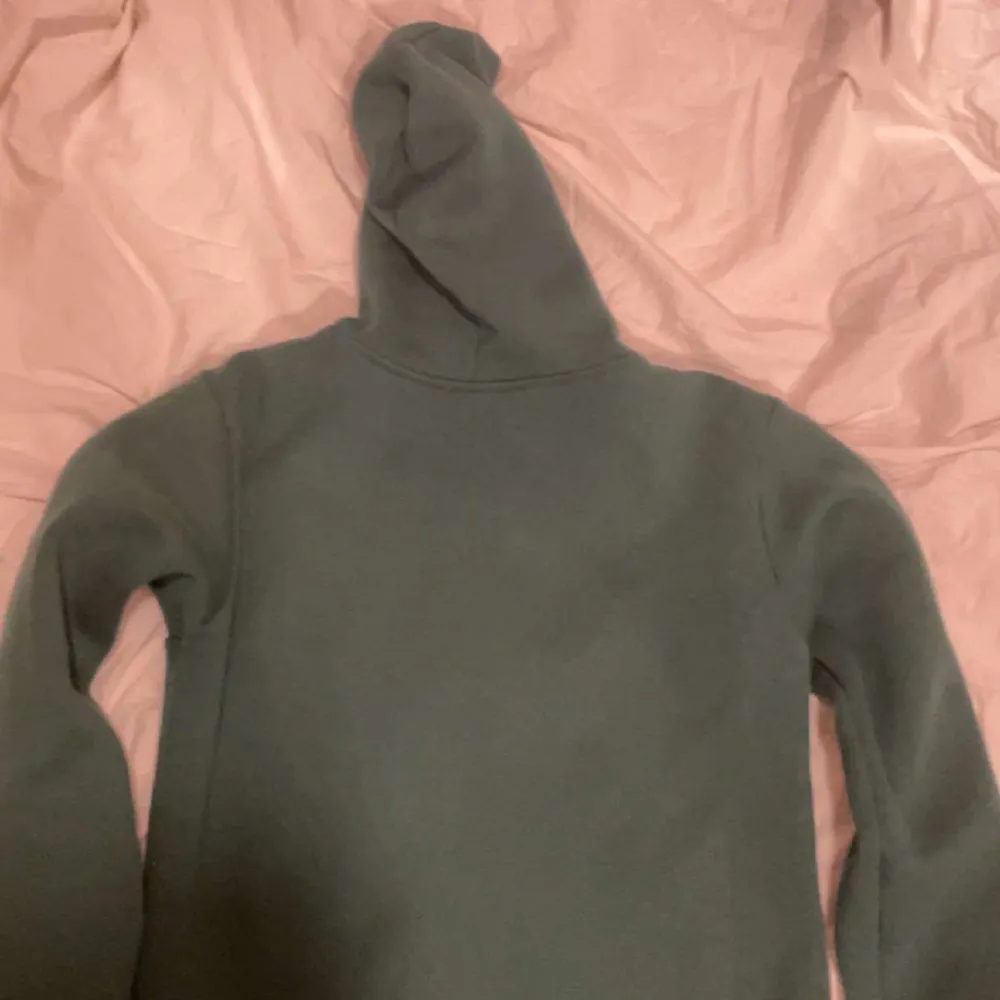 Hej! Säljer nu en ass snygg rheinstone hoodie! Den är nästan aldrig använd (10/10 condition).  . Hoodies.
