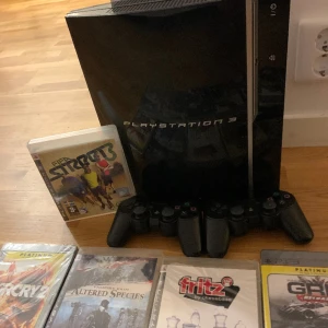 PS3 80Gb 2 trådlösa handkontroller+11 spel - Knappt akvänd PS3 80Gb med 11 spel och två trådlösa handkontroller jätte fint skydd tillhörande kablar följer även med :)