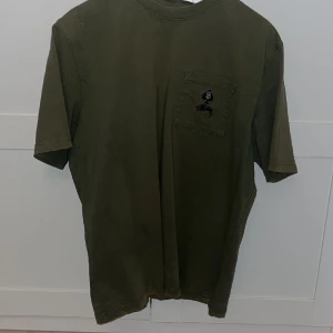 Stussy tisha grön - Tvär fett Stussy tisha i olivgrön