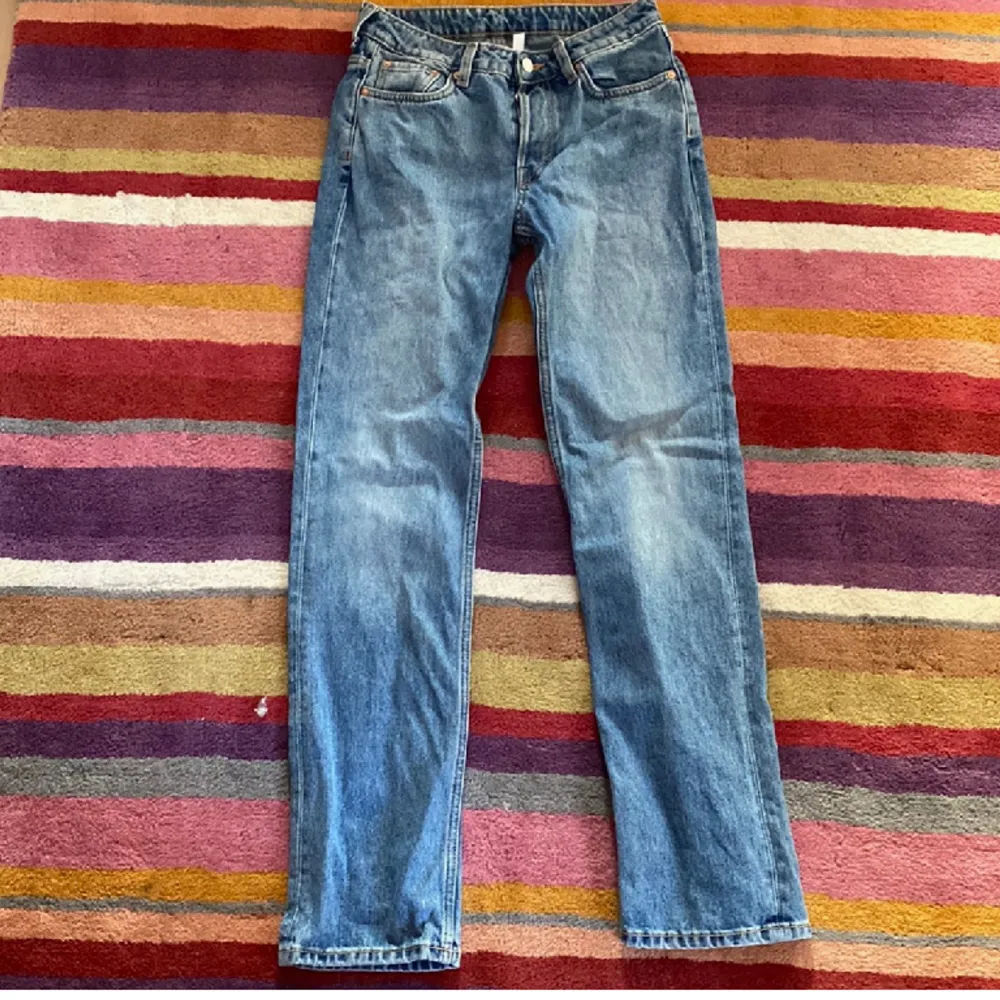 Weekday jeans, jättefint skick, använda fåtal gånger. Tyvärr för små!. Jeans & Byxor.