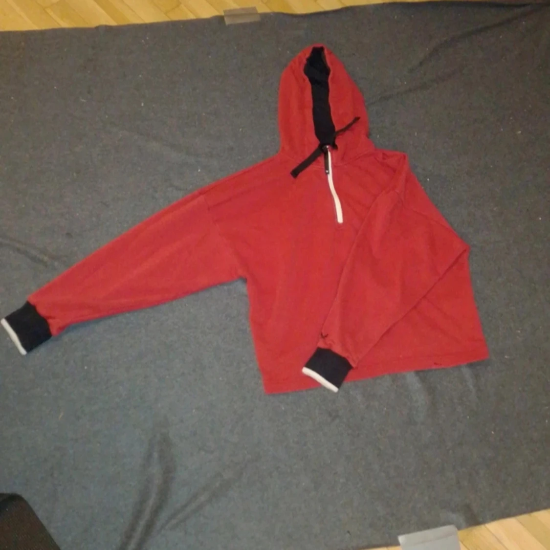 Röd Hoodie strl M från stadium - 90