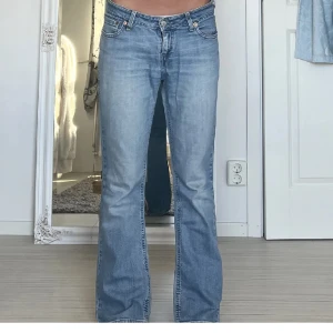 Lågmidjade Levis - Obs lånade bilder! Säljer dessa lågmidjade bootcut Levis jeansen som är köpta är på plick. Mijemått: 40cm rakt över och innerbenslängden är 80 cm!