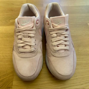 Rosa Nike air  - Rosa Nike air i mocha tyg. Använda ett fåtal gånger, fräscha. I storlek 36. Köpta i Schweiz. Priset kan diskuteras 