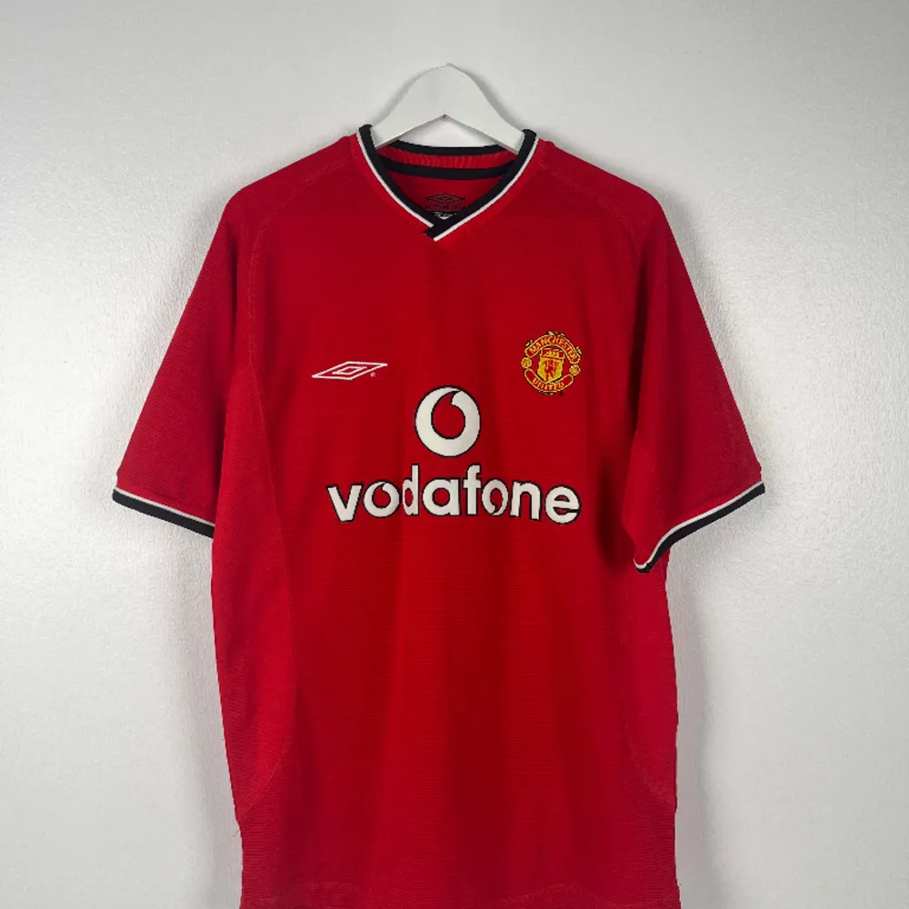Umbro - Manchester United 2000/02🔥 Size M (passar L)  Skick 10/10 899kr. T-shirts.