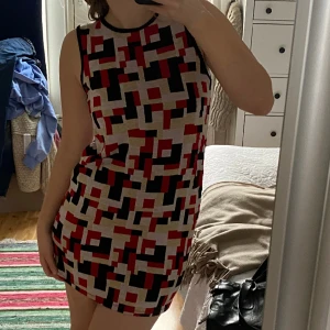 Mönstrad klänning - Finstickad och jättemjuk mönstrad klänning med dragkedja på baksidan. Från river island 