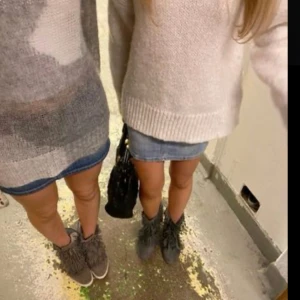 Fransskor  - Säljer dessa super snygga fransskor i färgen grå då jag har ett par lika dana! Nästan helt oanvända💗