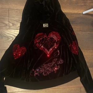 Philip plein kofta - Säljer min Philip plein kofta!! Den har romantiska röda Stenar i form av hjärtan på ärmarna och detaljer båda bak och fram. Använt ungefär 3-4 gånger. Ingen skada på koftan, vid önskemål av fler bilder skriv privat💞💞 pris går att diskuteras💞💞