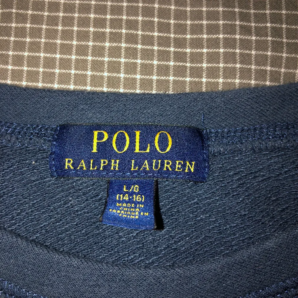 Säljer min sjukt fina Polo Ralph Lauren tröja som tyvärr blivit för liten. Storleken är 14-16 år men passar ungefär som S. Har ni frågor eller funderingar så är det bara att skriva till mig!. Tröjor & Koftor.