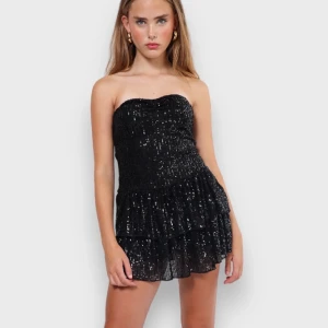 Nyårs klänning - Oanvänd från meet me there💞säljer för att den tyvärr va för kort på mig som ör 175, den har inbyggda shorts 