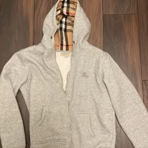 Burberry hoodie - Knappt använd. Storlek M Pris kan diskuteras