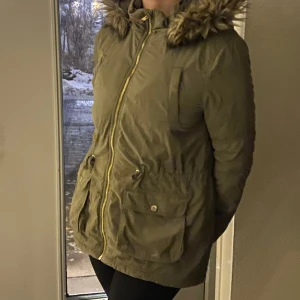 Jacka - lite tunnare vinterjacka eller vårjacka från H&M 💕 strl 170 men sitter som S, fint skick 😇