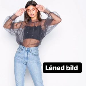 Blus  - Snygg blus från NLY Trend Skirt material med dekorativa pärlor och ballong ärmar. Färgen är grå. Storlek 42 men passar även 38/40