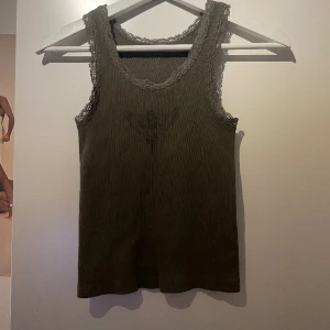 Grönt linne - Grönt brandy linne med spets. Onesize men passar XS/S, skriv för fler bilder! Bra skick