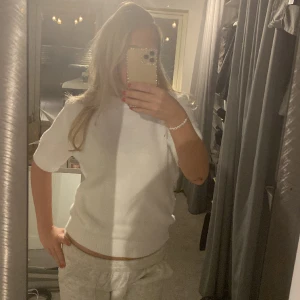 Stickad tröja❣️ - Säljer denna jättefina vita stickade t shirt❣️❣️ säljer pågrund av att råka köpa två likadana aldirg använt❣️