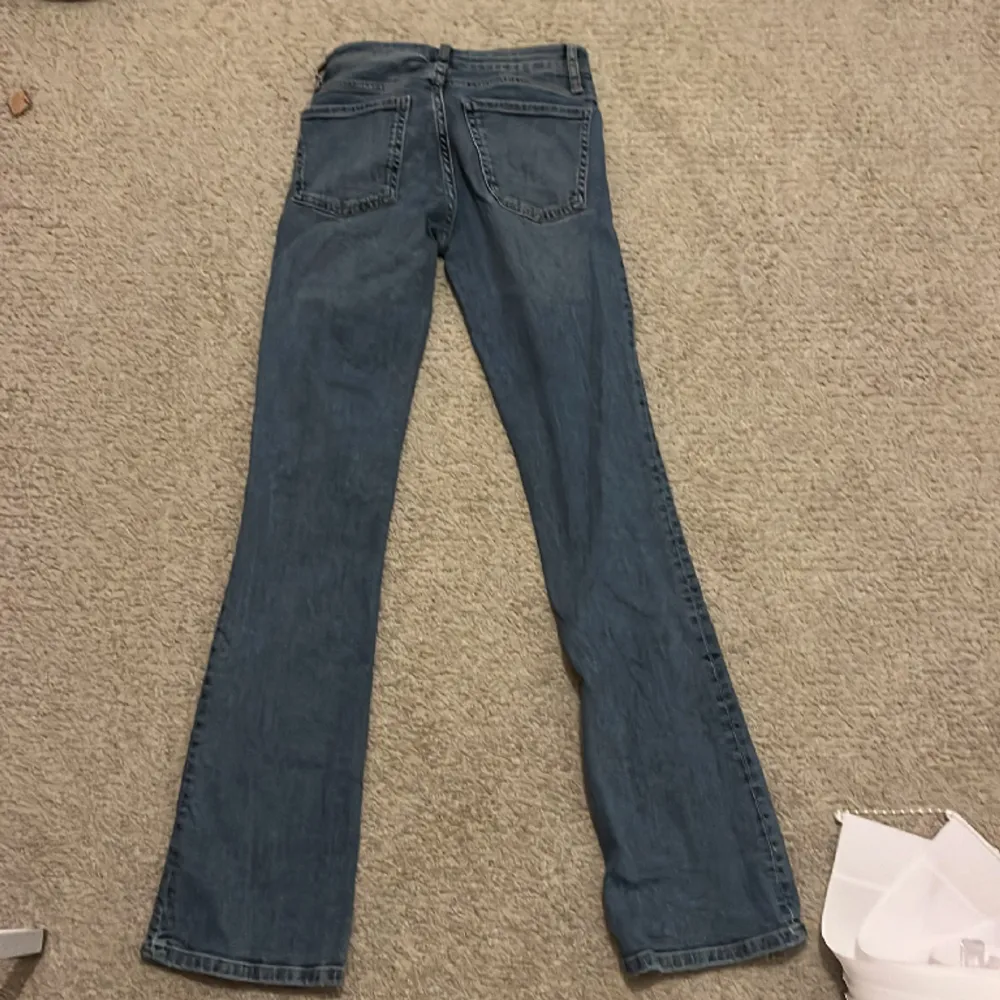 De här fina bootcut jeans från zara. De blev lite för små för mig. De är i jättebra skick🎀. Jeans & Byxor.
