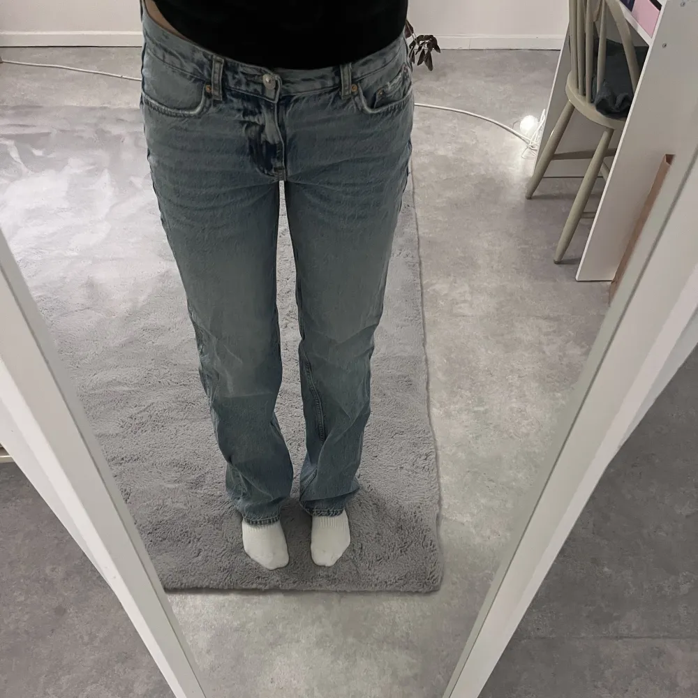 Säljer ett par low waist jeans från Gina tricot 💞. Jeans & Byxor.
