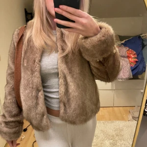 Pälsjacka - Säljer min superfina pälsjacka då den tyvärr inte kommer till användning!