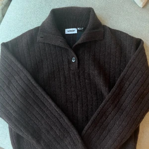 Weekday Stickad tröja  - Jättefin tröja från Weekday, helt ny med prislappen kvar. 