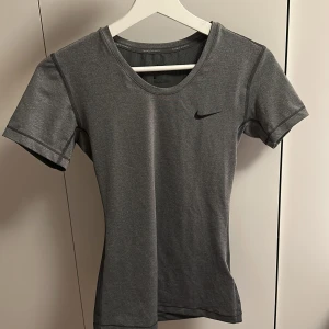 Träningstopp - T-shirt från Nike i nyskick🩶nypris 399