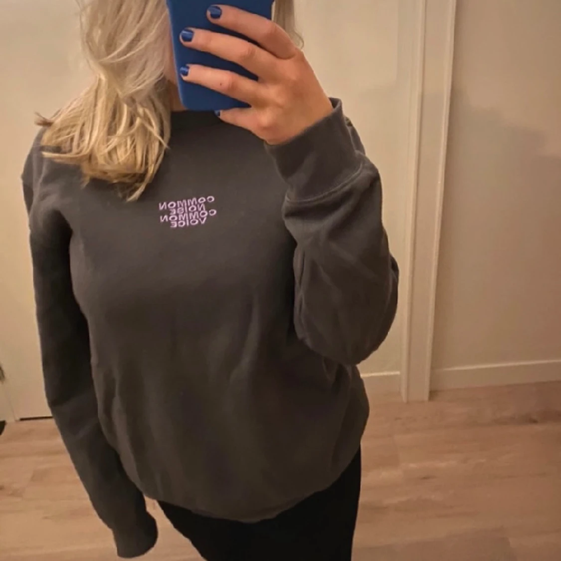 Mörk-Grå Sweatshirt med ett coolt tryck  - 90