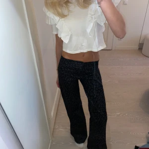 Leopardmönstrade byxor  - Såp snygga leopardmönstrade byxor med låg midja🥰 midjemåttet är 36 rakt över men de är stretchiga sp passar atärre också, Innerbenslängden är 83 (jag är 175)