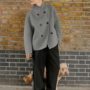 Arket kappa - Säljer min grå kappa från Arket i storlek 38. Sitter snyggt oversized och är endast använd vid två tillfällen, därav att jag nu säljer den. PM för fler frågor 🫶🏼köptes för 2600kr och är helt slutsåld. 1800 eller bud vid snabb affär <3