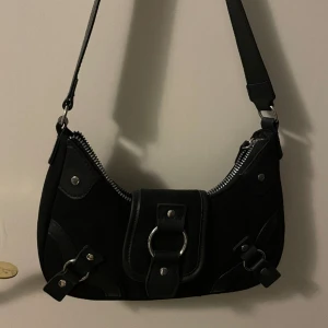 y2k väska - snygg liten väska som passar till många outfits! säljer då jag använder guld och denna har silver.💗