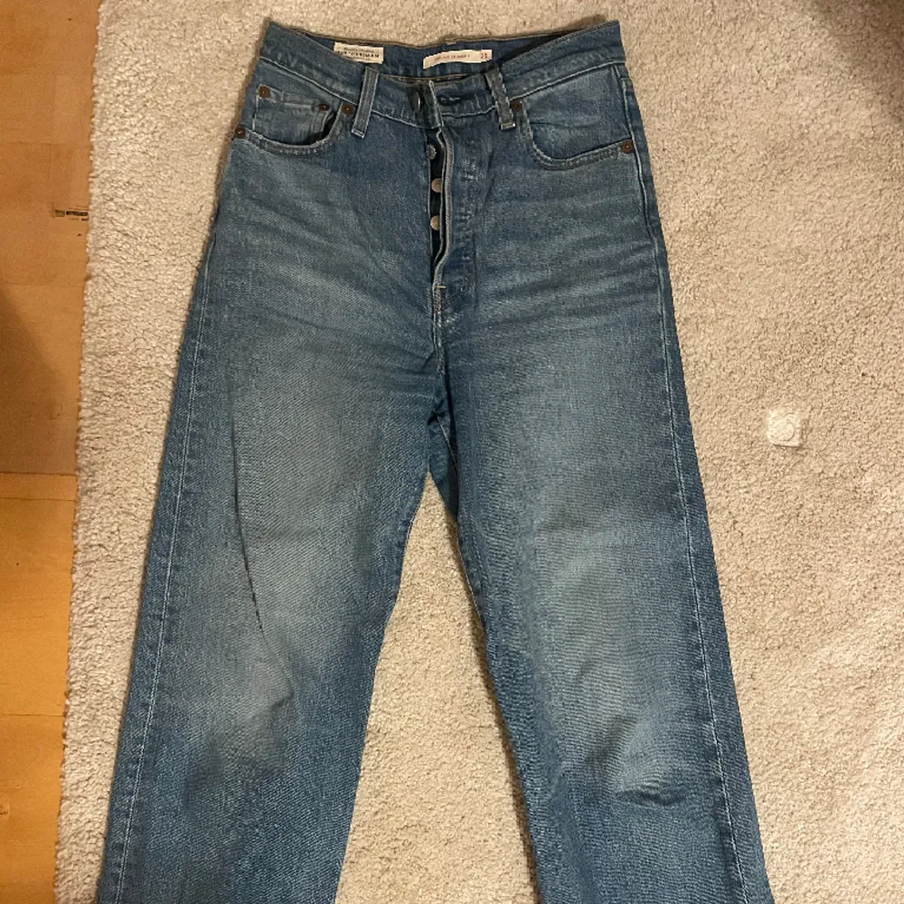 Säljer mina urläckra Levis jeans i modellen ribcage straight, storlek 25 i midjan som jag tyvärr inte kan ha längre. De är i bra skick, nypris ca 1100 kr💫 (jag är 173 cm för referens till bilden). Jeans & Byxor.
