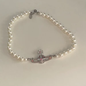 Vivvianne Westwwod - JÄTTE fint äkta Vivianne Westwood halsband som tyvärr inte kommer till användning, nästan aldrig anväd o är 10/10 i skick!!
