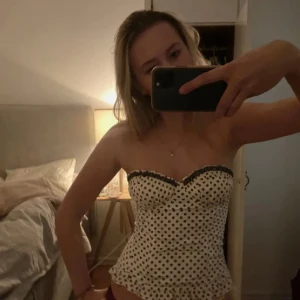 Korsetttopp  - Super gullig prickig korsett topp köpt här på Plick, men inte kommit till användning kom med prisförslag🩷LÅNADE BILDER