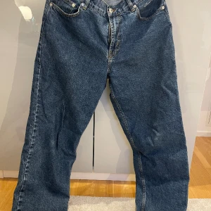 SWEET SKTBS, Baggy jeans - big skate - Ett par mörkblåa baggy jeans från Junkyard, SWEET SKTBS. Fint skick förutom någon litet märke på knäet från när jag skejtat. De är unisex, alltså passar de både killar o tjejer. Säljer för att de inte används längre men annars jättefina! Nypris: 699kr 
