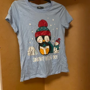 Jul T-shirt  - Använd 1 gång och nu tycker jag inte om den ett onödigt köp från mig som jag inte vill behålla 