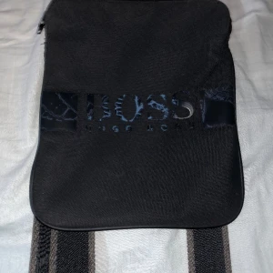 Hugo boss väska - Säljer min Hugo boss väska eftersom att jag inte använder den längre, övrigt fint skick utom i hörnet men går att fixa lätt 