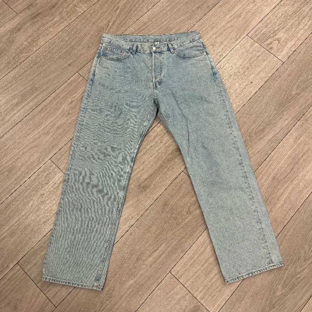 Weekday jeans - SPACE! Skick: 9/10 Defekt: Liten, liten subtil fläck på fickan som syns på bild 3. Storlek: 31/30. Jeans & Byxor.