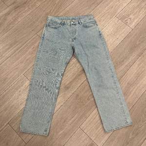Weekday jeans - SPACE! Skick: 9/10 Defekt: Liten, liten subtil fläck på fickan som syns på bild 3. Storlek: 31/30