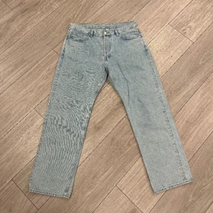 Weekday jeans - Weekday jeans - SPACE! Skick: 9/10 Defekt: Liten, liten subtil fläck på fickan som syns på bild 3. Storlek: 31/30