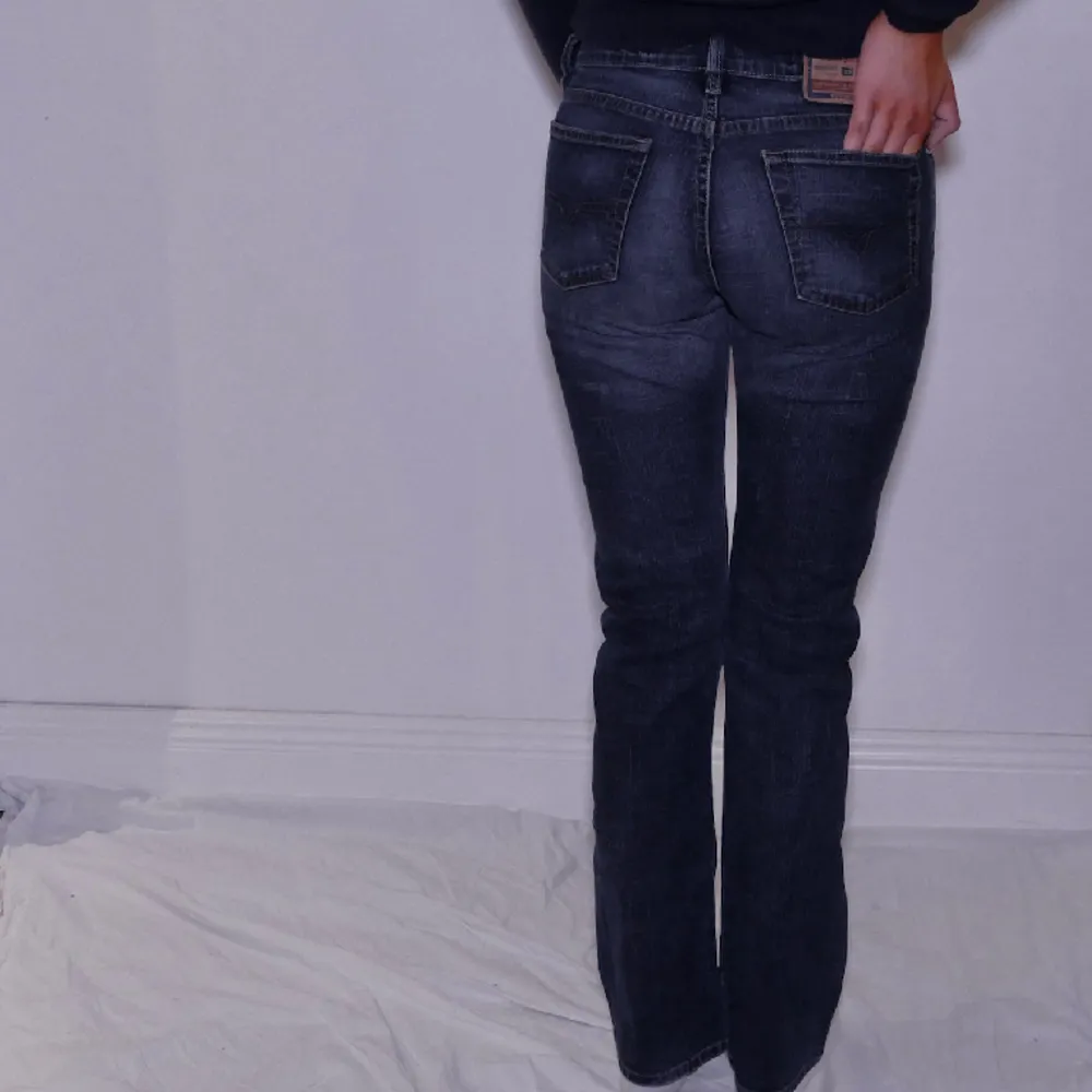 Snygga trendiga jeans från diesel  Modellen är 166cm!   Mått: Hela byxan 97cm Innerbenslängd 76cm Midjan 34cm Midjehöjd 22cm Benbredd 19cm. Jeans & Byxor.