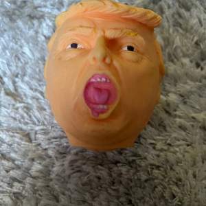 Stressboll som ser ut som Donald Trump säljs för en billig peng 