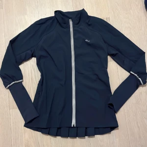 Träningsjacka oanvänd - Mörkblå träningsjacka från Röhnisch, aldrig använd