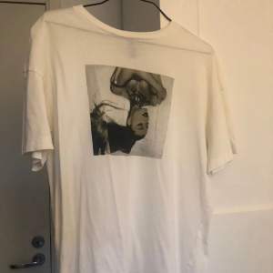 Säljer denna Ariana Grande T-shirten 