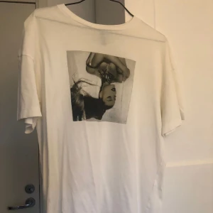 Ariana Grande T-shirt - Säljer denna Ariana Grande T-shirten 