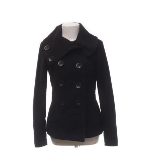 zara trafaluc kappa  - säljer denna kappa då jag knappt använder den och måste bli av med kläder! den är super skön och varm 💗