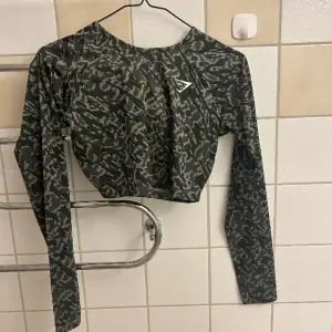 Grön croptop från gymshark, slutsåld. Storlek S 